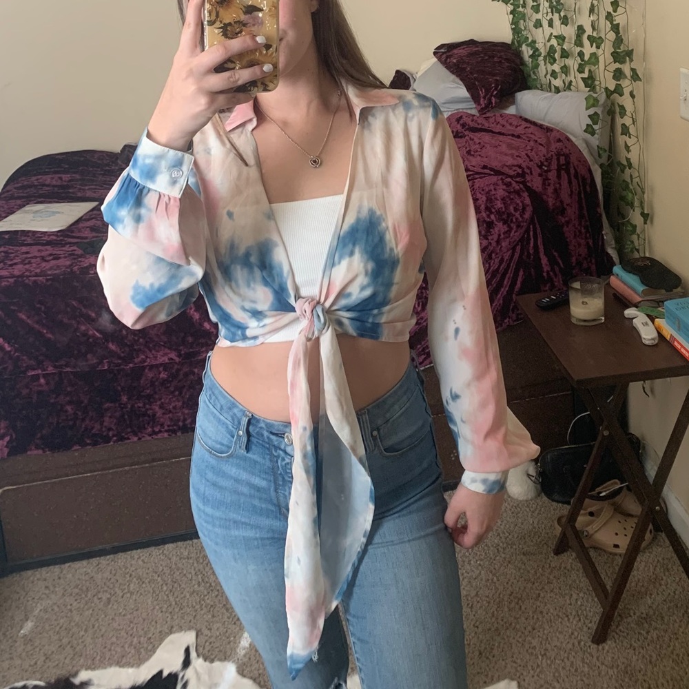NWOT tie front tie-dye crop